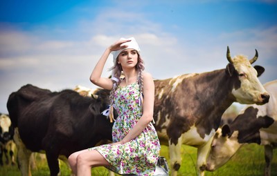 devushka-arina-kolomiets-doiarka-korovy_400 devushka-arina-kolomiets-doiarka-korovy_400