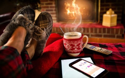 komnata-pult-nogi-kruzka-kamin-smartfon-tapocki_400 komnata-pult-nogi-kruzka-kamin-smartfon-tapocki_400