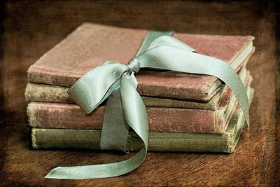 vintage-books-tied-with-mint-ribbon-tracie-kaska_400 vintage-books-tied-with-mint-ribbon-tracie-kaska_400